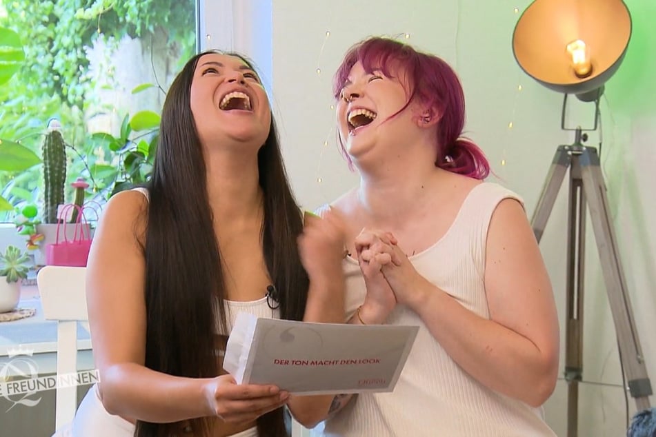 Über ihr Untermotto "Clubnacht" sind Vanessa (29, l.) und Coco (30) beim "Shopping Queen"-Freundinnen-Spezial sichtlich erfreut.
