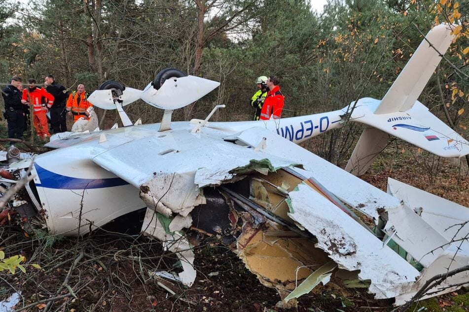 Flugzeug stürzt kopfüber in den Wald: Beide Insassen haben Riesenglück