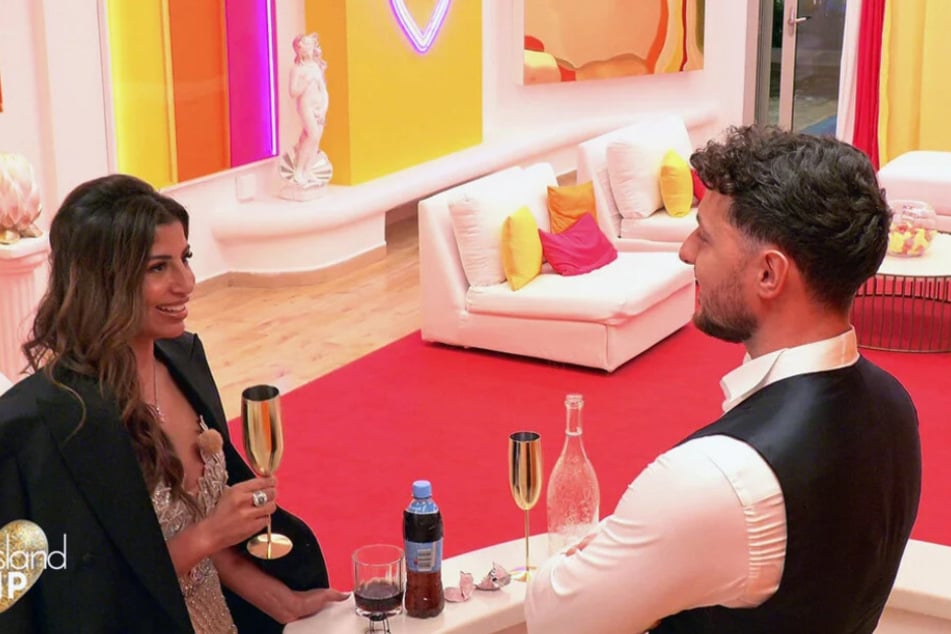 Eva Benetatou (34) und Jannik Kontalis (30) scheinen sich bei "Love Island VIP" wohl nicht zum ersten Mal begegnet zu sein.