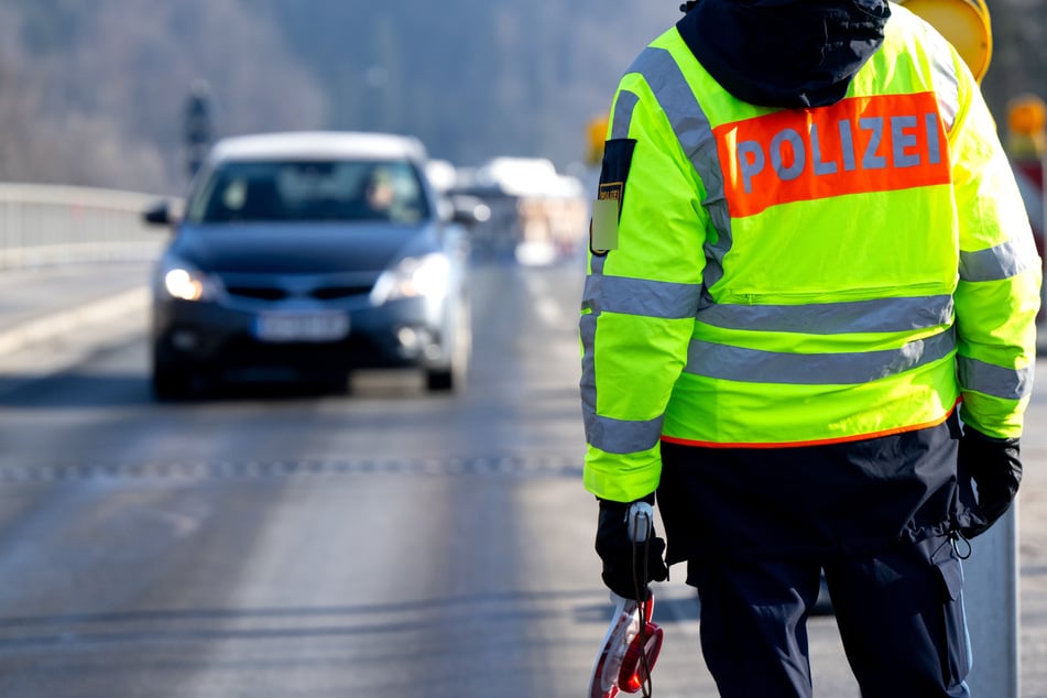 Der Polizei gelang es, den auffälligen Autofahrer zu stoppen, ehe es zu Schlimmerem kam. (Symbolfoto)