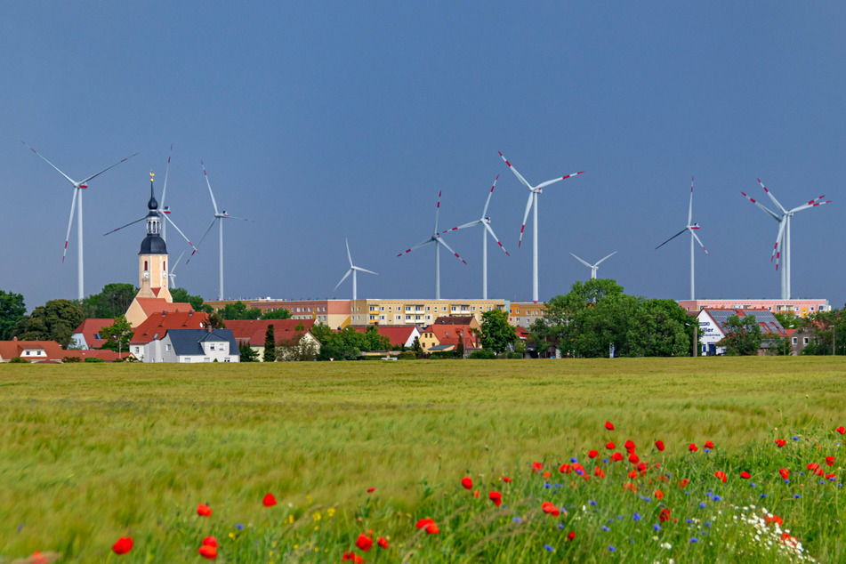 Windparks in der Nähe von Wohnhäusern, wie hier bei Zeithain (Landkreis Meißen), erregen die Gemüter.