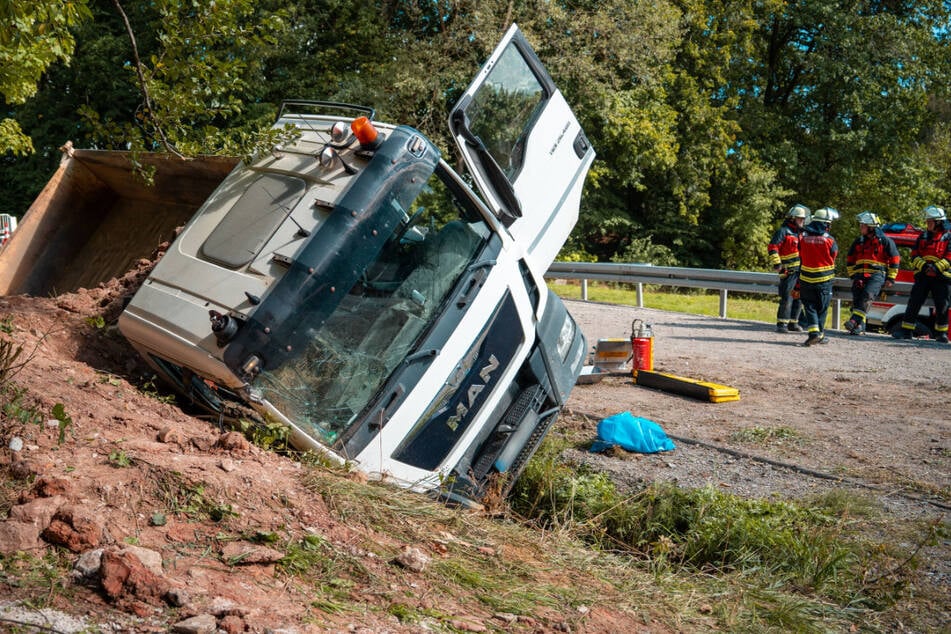 Ein Lastwagen ist am Donnerstagmittag von der Fahrbahn abgekommen und in den Straßengraben gekippt. Der Fahrer kam schwer verletzt in ein Krankenhaus.