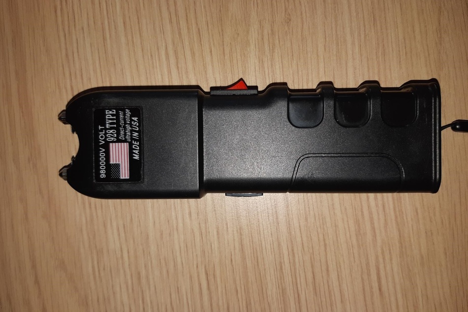 Die Polizei stellte auch einen Elektroschocker ohne Prüfzeichen sicher.