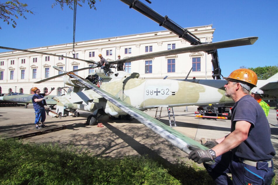 Russischer Kampfhubschrauber Mi-24D mit Bundeswehr-Kennung: Fluggerätemechaniker vom Flugplatzmuseum Cottbus bereiten den vierten Propeller zur Montage vor.