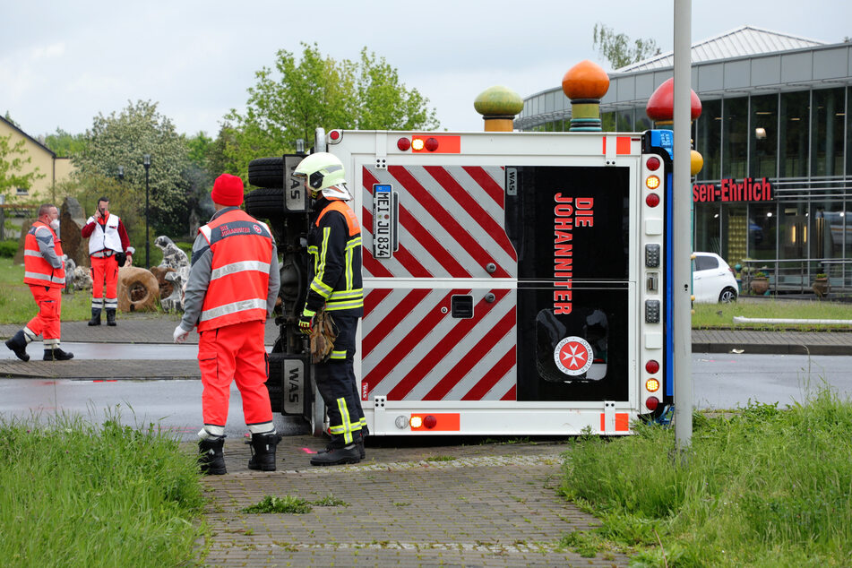 Unfall in Radebeul: Krankenwagen kollidiert mit Straßenbahn