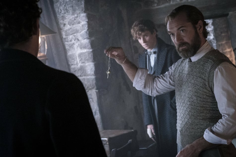Jude Law (r.) and Eddie Redmayne (c.) return as Professor Albus Dumbledore and Newt Scamander respectively in Fantastic Beasts: The Secrets of Dumbledore.