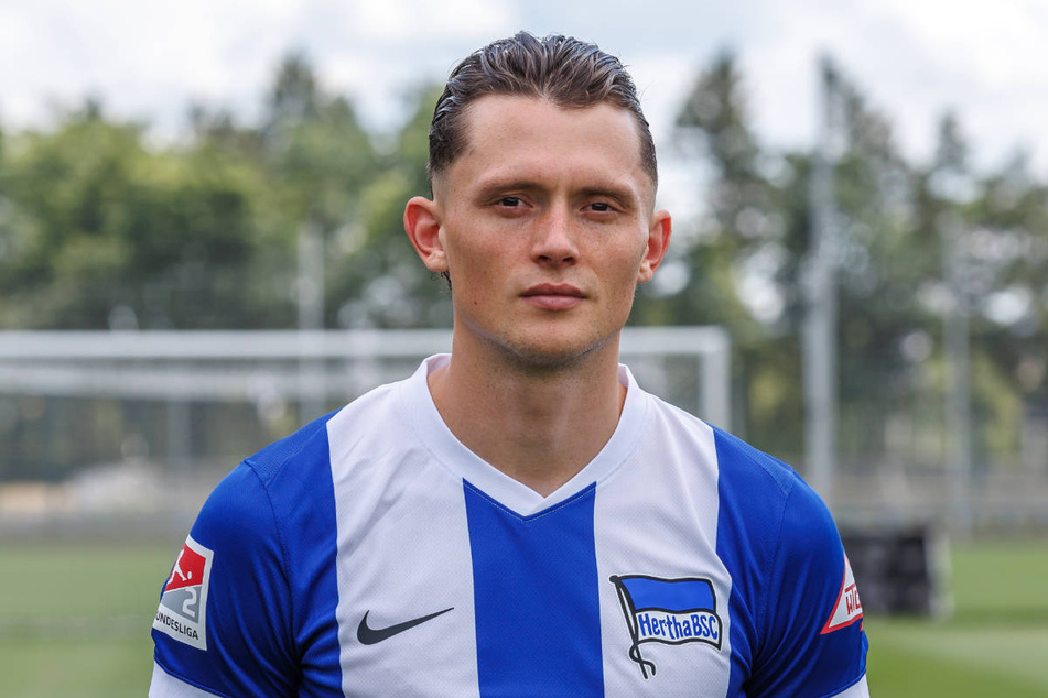 Fabian Reese (26) ist auf Krücken zur Teamvorstellung gekommen.