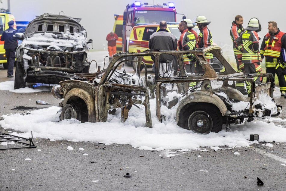 Trabi und Ford fackeln nach Frontal-Crash komplett ab: Fünf Schwerverletzte!