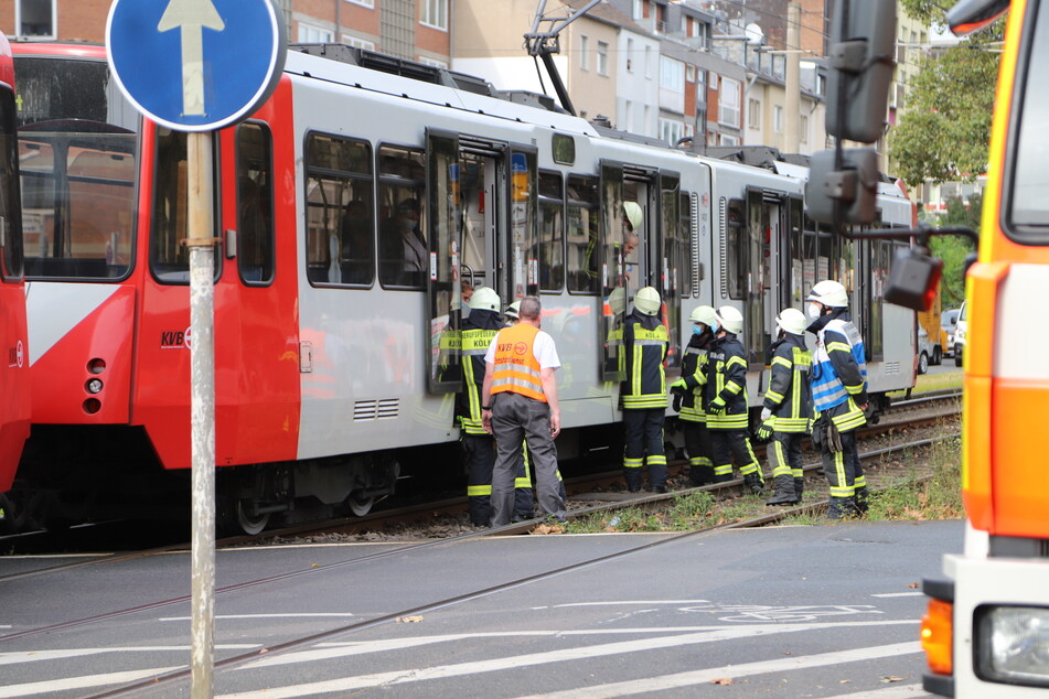 Unfall in Köln: Fußgänger unter Straßenbahn eingeklemmt, Feuerwehr muss ihn befreien