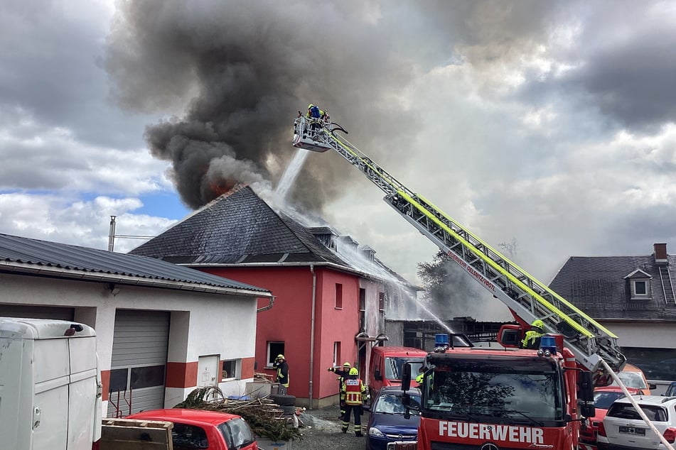 Auch eine Drehleiter der Feuerwehr wurde eingesetzt. Dichte Rauchwolken zogen weithin sichtbar über die Stadt.