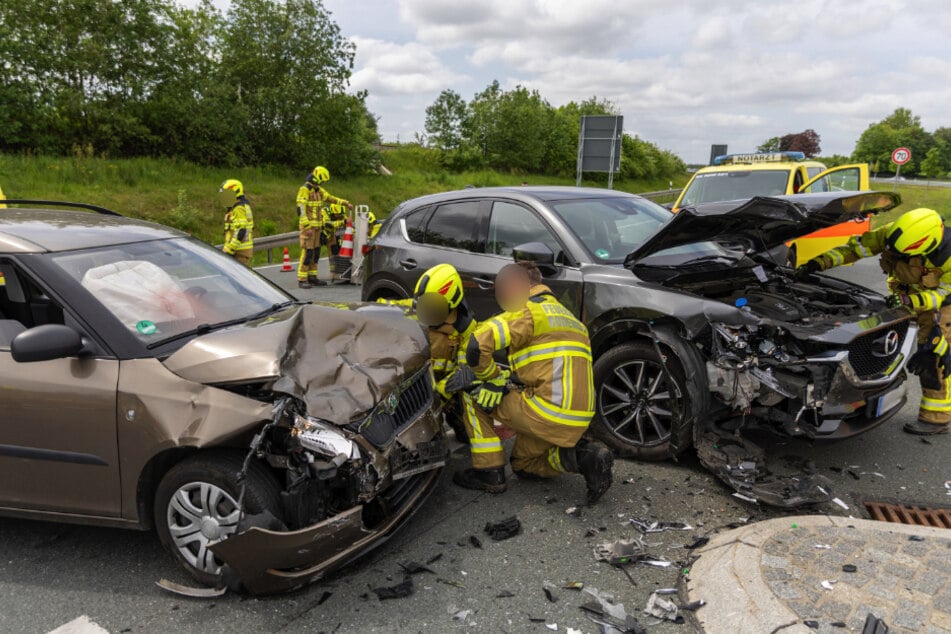 Heftiger Landstraßen-Crash im Vogtland: Mazda knallt mit Skoda zusammen