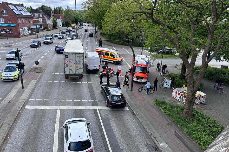An der Kreuzung Cuxhavener Straße/Neugrabener Bahnhofstraße hat sich am Montagmittag ein schwerer Unfall ereignet.