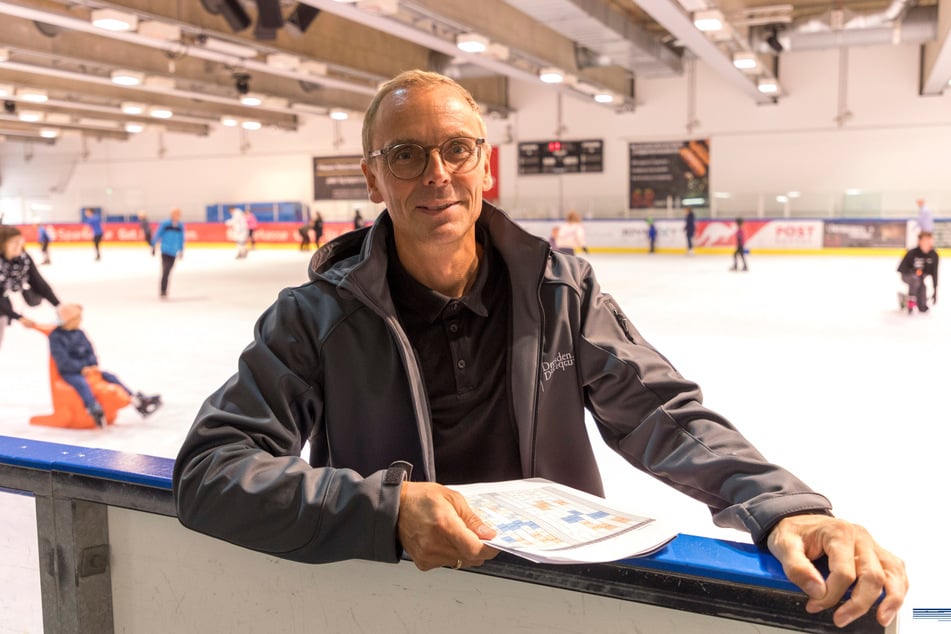 Hallenmanager Steffen Baronick (47) betreut die Eisfläche.