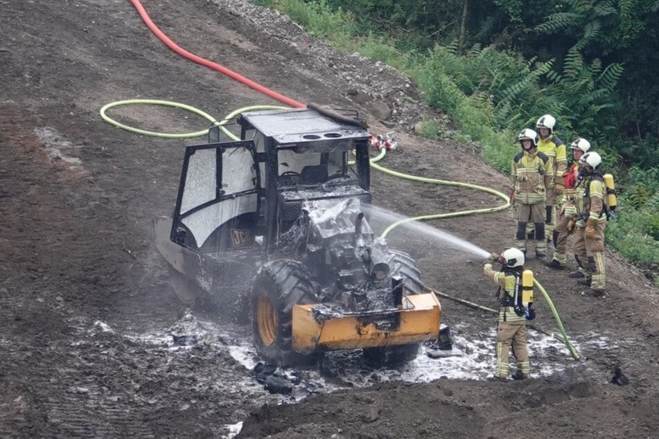 Die Feuerwehr konnte die Baumaschine zügig löschen.
