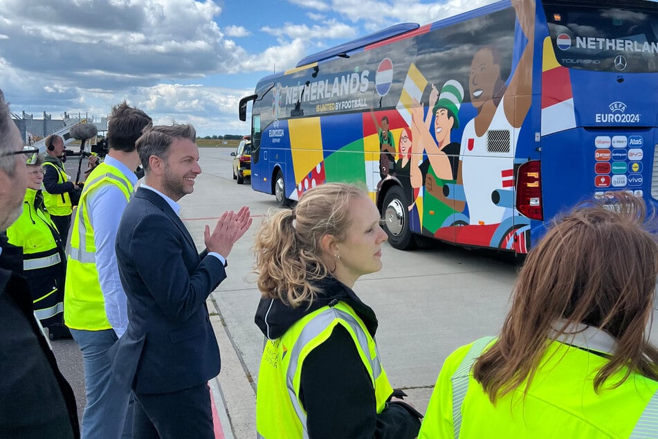 Nach der Begrüßung am Flughafen Braunschweig-Wolfsburg fuhr das Team per Bus weiter in das Base-Camp.