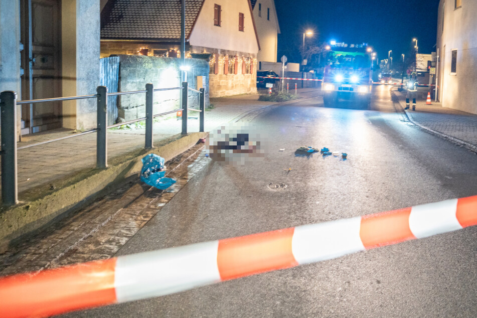 Die Hauptstraße im mittelfränkischen Möhrendorf musste nach dem schweren Unfall am gestrigen Donnerstagabend gesperrt werden.