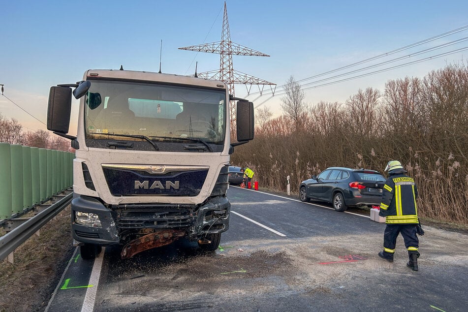 Auch der betroffene Lkw wurde bei dem Zusammenstoß in Mitleidenschaft gezogen.