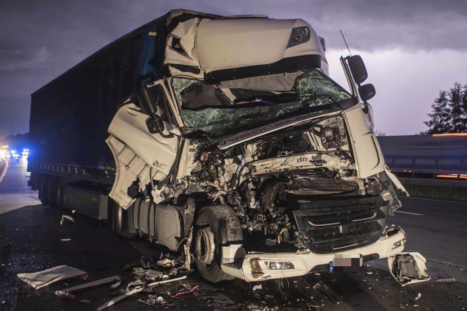Unfall A1: Erneut schwerer Unfall auf A1! Lastwagen-Fahrer ist abgelenkt und kracht in Vordermann
