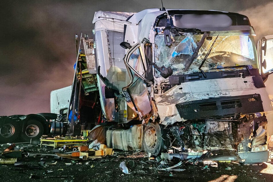 Unfall A6: Heftiger Vierfach-Crash! Lkw kracht in Unfallstelle, Autobahn dicht