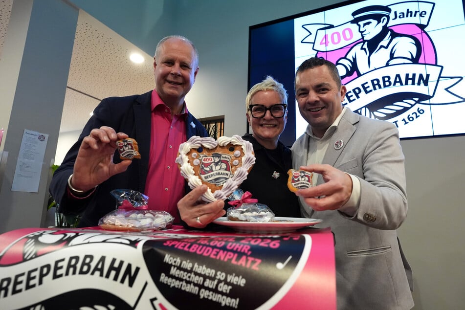 Die Initiatoren von "400 Jahre Reeperbahn" Julia Staron und Lars Schütze (l.) vom Quartiersmanagement des BID Reeperbahn+ zusammen mit Ralf Neubauer (r, SPD), Bezirksamtsleiter von Hamburg-Mitte, bei der Pressekonferenz am Dienstag.