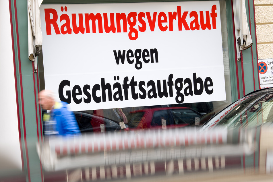 Ein Schild mit der Aufschrift "Räumungsverkauf wegen Geschäftsaufgabe" hängt im Schaufenster eines Ladengeschäfts in der Innenstadt (Archivbild).