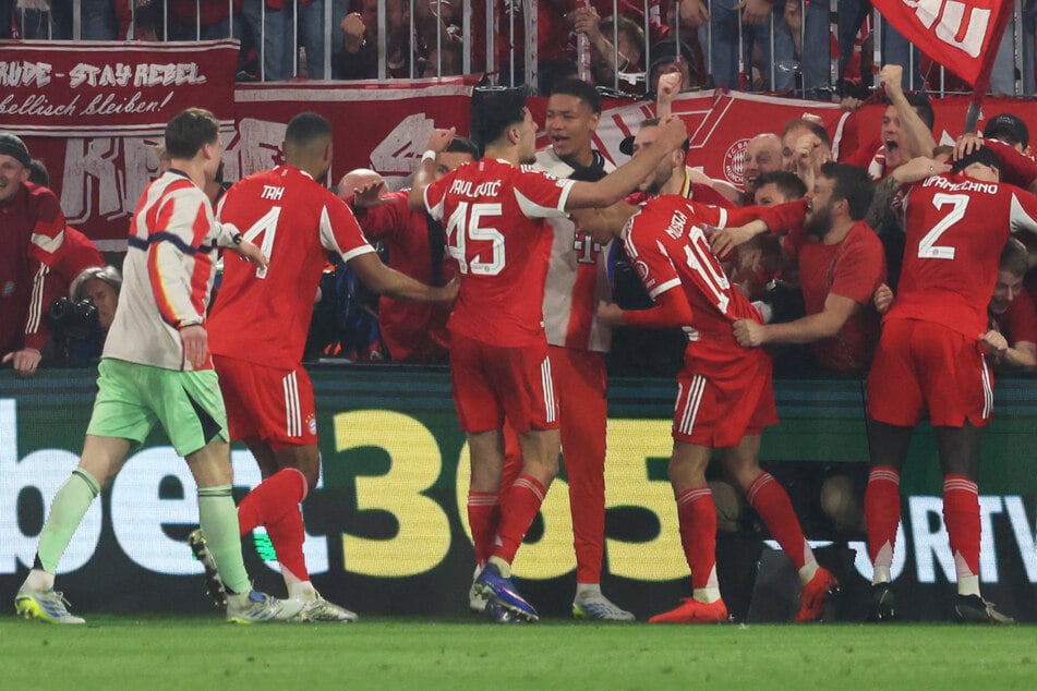 Die Fans FC Bayern waren bei den Treffern kaum zu halten.