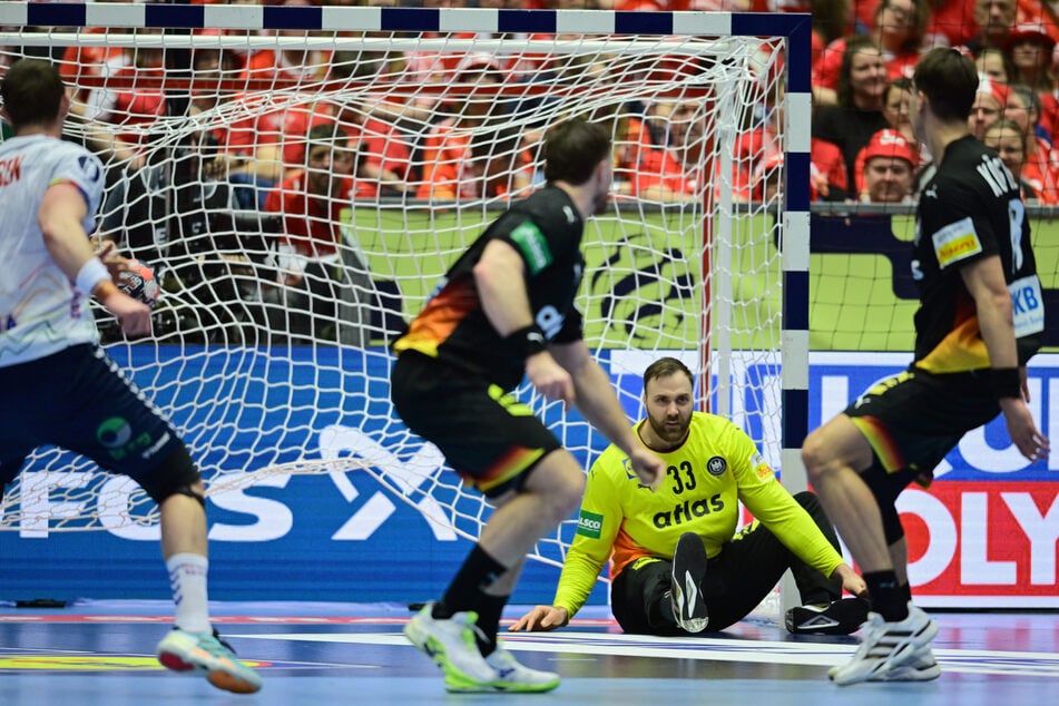 Hält Deutschland in der Partie: DHB-Torwart Andreas Wolff (34, Boden).