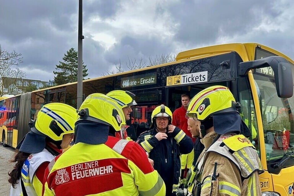 Insgesamt sind 77 Feuerwehrkräfte vor Ort.
