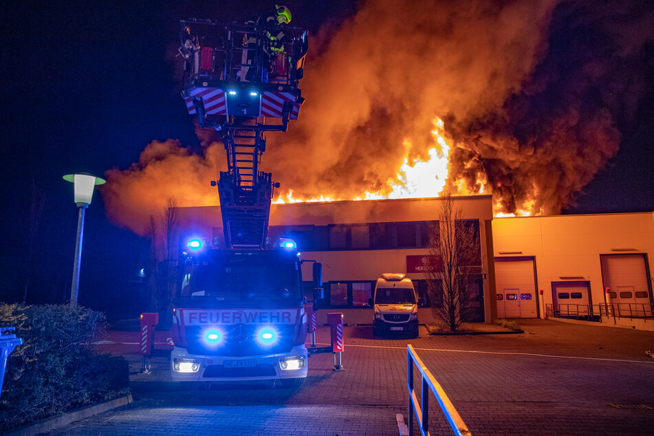 Das Feuer in der Lagerhalle schlug hohe Flammen.