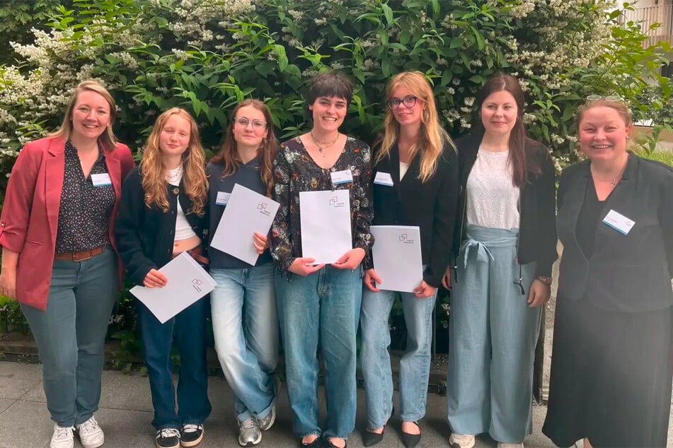 Lilly Werner (3.v.r.) fuhr zusammen mit der Schulkoordinatorin von "Jugend debattiert“" am F.-A.-Brockhaus-Gymnasium, Ann-Kathrin Waldherr (2.v.r.), nach Berlin.