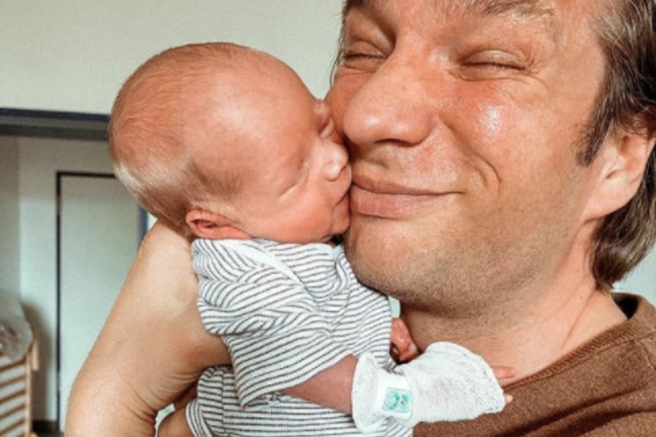 Stolzer Papa: Tanjas Ehemann Norman Jeschke (42) kuschelt mit einem seiner Zwillingssöhne im Krankenhaus.