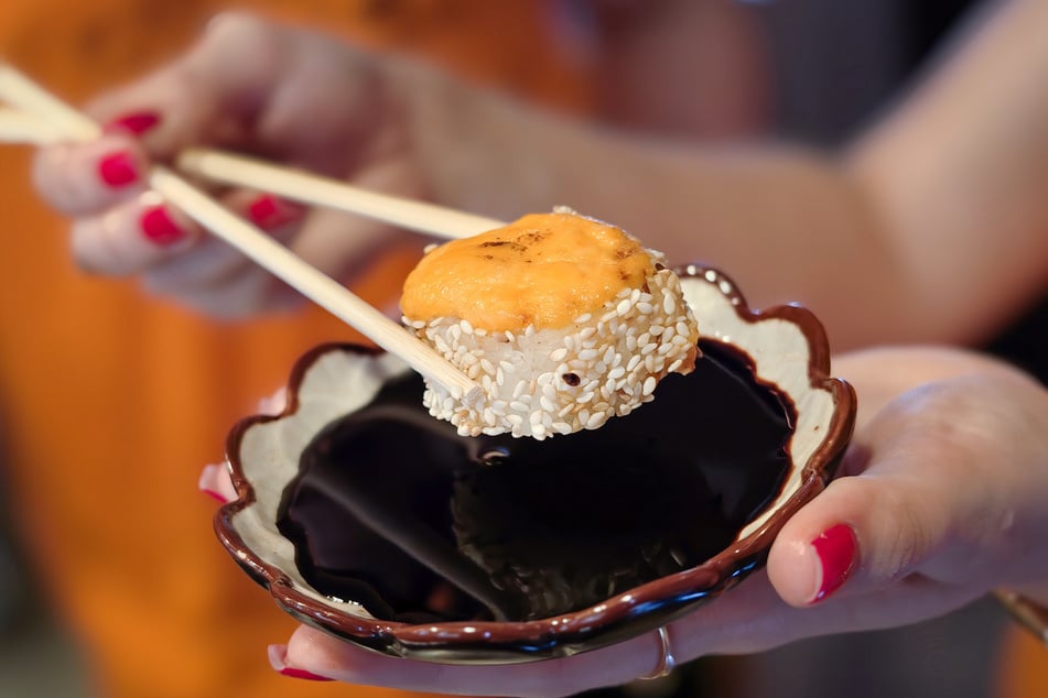Überbackenes Sushi gehört zu den Spezialitäten im Café "Bober".