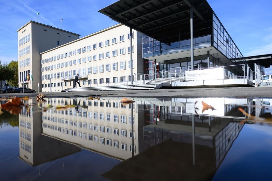 Der Landtag spiegelt sich in einer Pfütze. Das Parlament war zuletzt Schauplatz von intensiven Debatten, knappen Abstimmungen und wechselnden Mehrheiten.
