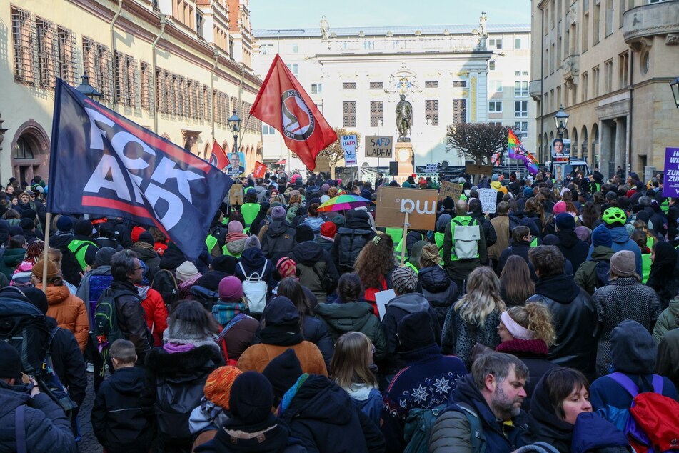 Mehrere Hundert Menschen haben sich am Samstag in der Leipziger Innenstadt versammelt.