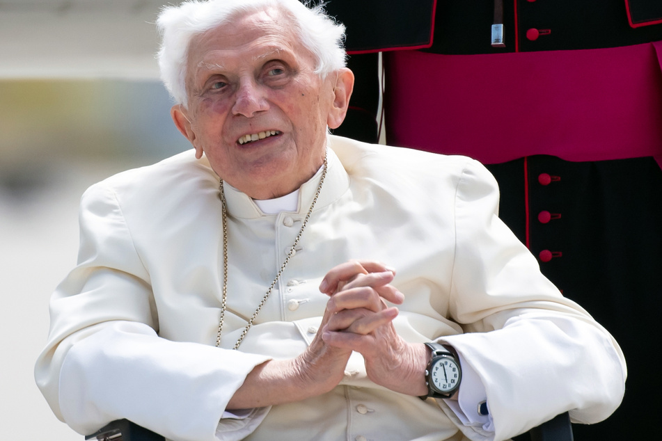 Der emeritierte Papst Benedikt XVI. hat seine Corona-Auffrischimpfung erhalten.