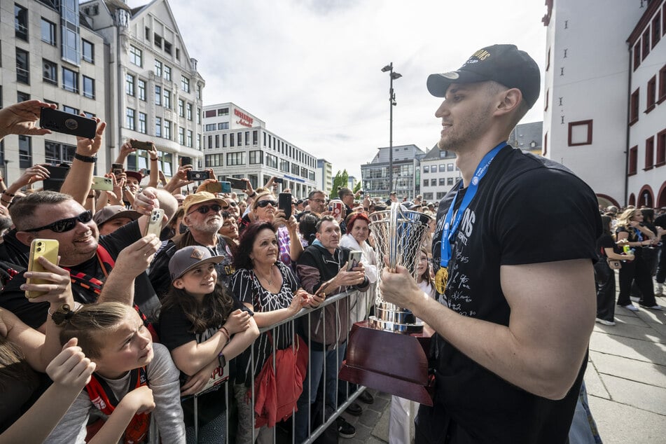 Zum Greifen nah: Niners-Spieler Jonas Richter (26) zeigte den Chemnitzern den FIBA Europe Cup.