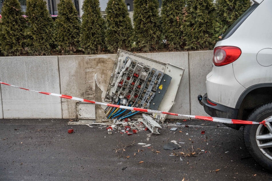 Bevor der VW mit dem Baum kollidierte, touchierte er eine Betonmauer und beschädigte einen Stromverteilerkasten.