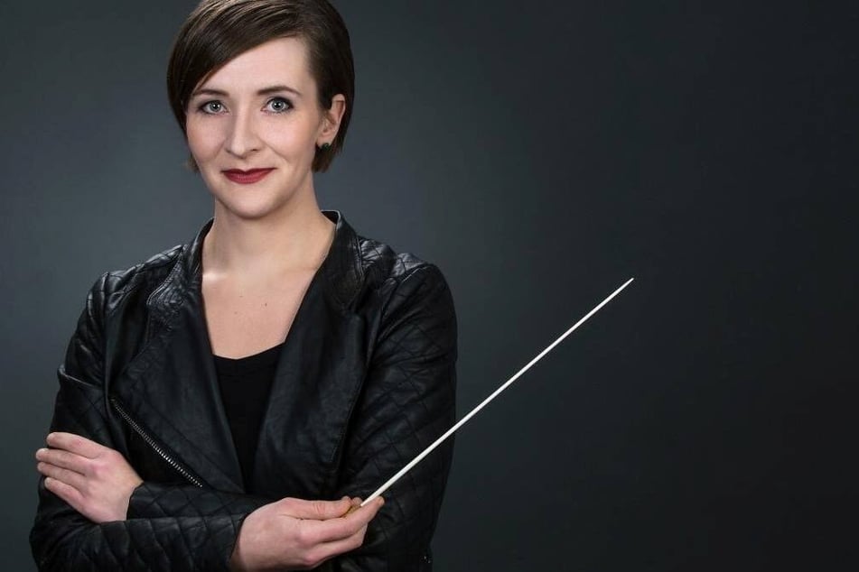 Dirigentin Martina Stoye leitet das Kammerorchester Meißen.