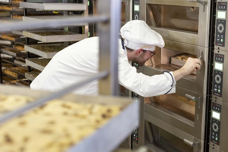 Wie der Stollen entsteht - und wer ihn backen darf - ist vom Stollenschutzverband streng geregelt.