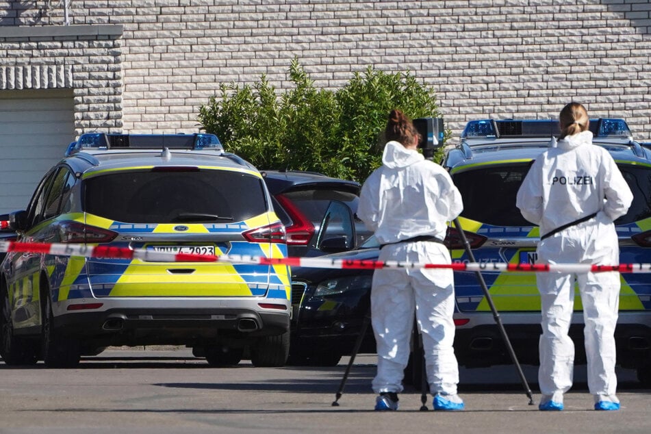 Ein einer Sackgasse wurde der junge Autofahrer gestellt, wendete und fuhr mit hohem Tempo auf die Polizisten zu, die in Notwehr zur Waffe griffen.