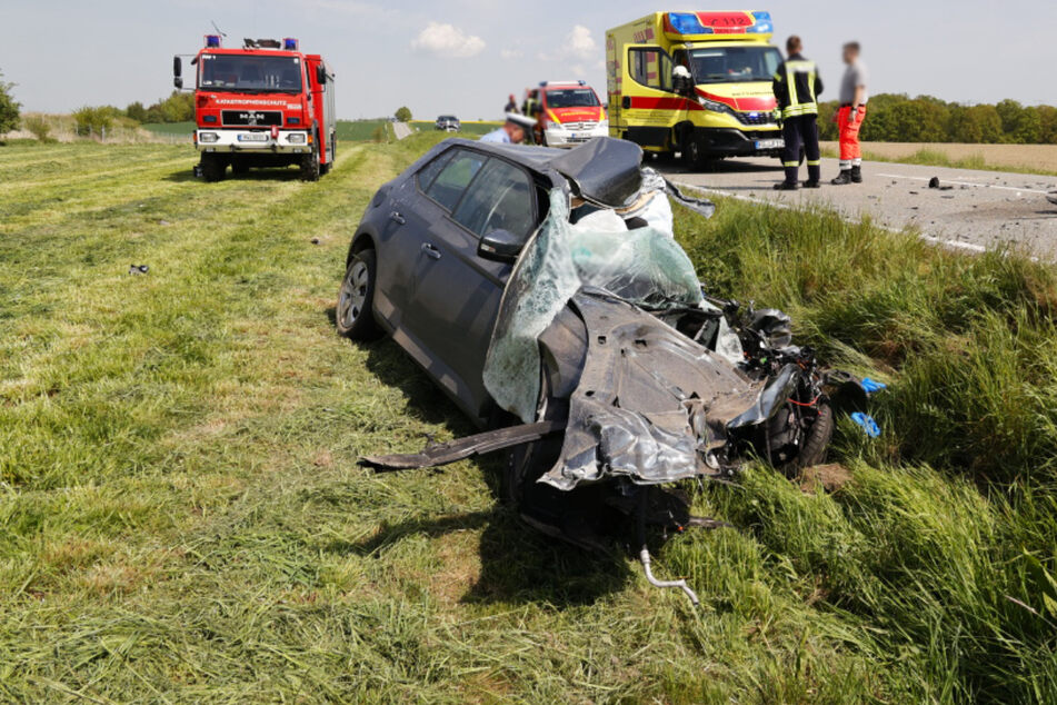 Die Autofahrerin starb noch am Unfallort. Der Wagen wurde völlig zerstört.