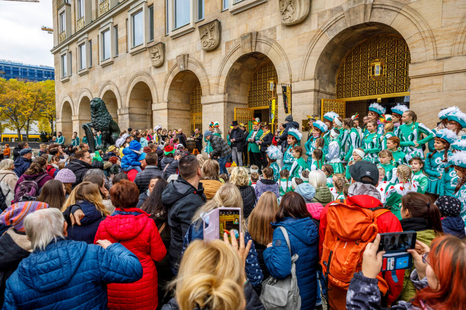 Vor der Goldenen Pforte am Dresdner Rathaus wurde die Karnevalssaison eingeläutet.