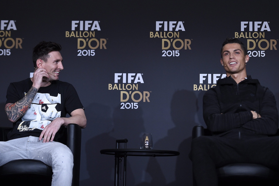 Lionel Messi (35,l.) und Cristiano Ronaldo (37,r.): Zwei große Fußballer, die den Weltfußball über mehr als ein Jahrzehnt dominierten. (Archivbild)