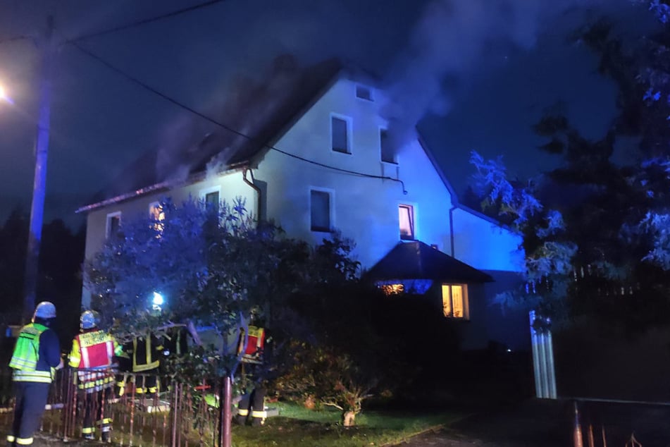 Im Dachgeschoss eines Hauses war ein Brand ausgebrochen.