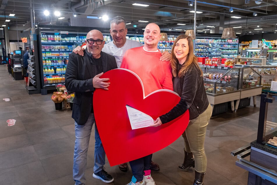 Küchen-Unternehmer Dirk Hähnchen (57, v.l.), Gastro-Profi Gerd Kastenmeier (56), Marktleiter Stefan Köckeritz (45) und TV-Moderatorin Sophia Matthes (43) hoffen, dass sich der Herzbriefkasten mit Single-Bewerbungen füllt.