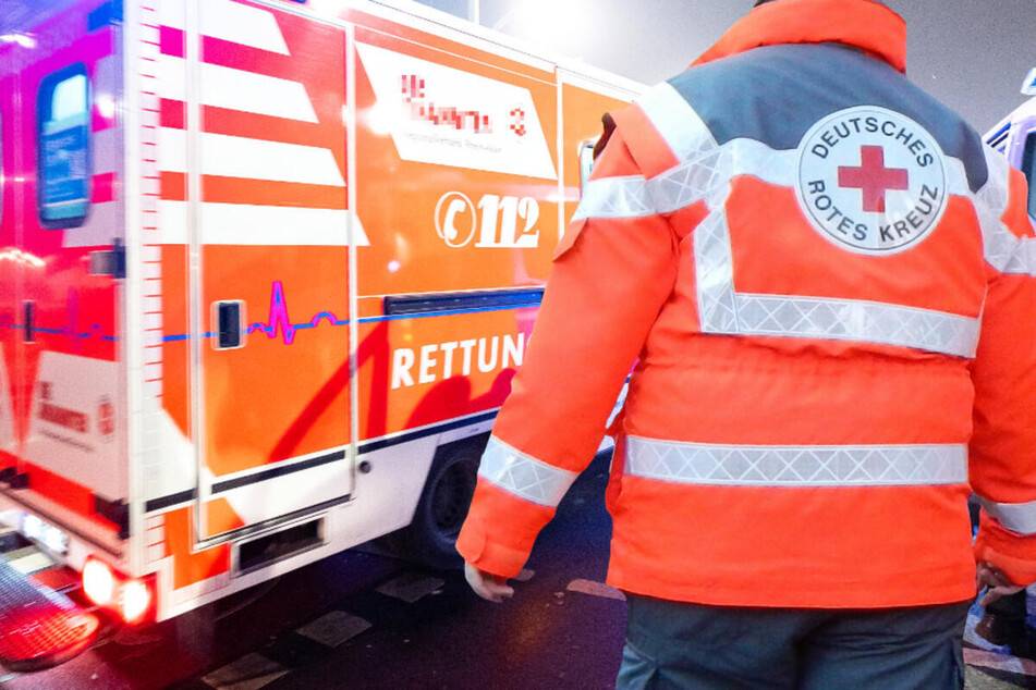 Nach einer Messerattacke in Frankfurt-Bornheim am Samstagabend wurde ein verletzter 27-Jähriger mit einem Rettungswagen in eine Klinik gebracht. (Symbolbild)