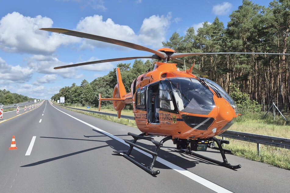 Ein Rettungshubschrauber landet auf der gesperrten A9.
