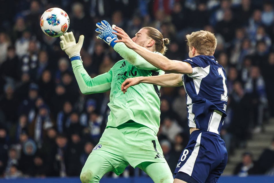 Loris Karius (l.) hat den Hertha-Stürmern um Luca Schuler (26) den Zahn gezogen.