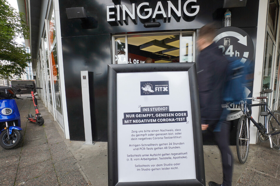 Ein Fitnessstudio am Alexanderplatz weist auf die geltenden Corona-Regeln hin. Künftig können Betreiber entscheiden, ob sie auf 3G oder 2G setzen.