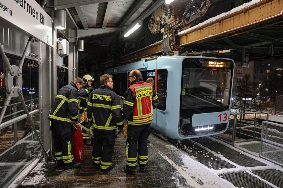 Ein Stromausfall hat am Mittwochabend den Betrieb der Wuppertaler Schwebebahn lahmgelegt.